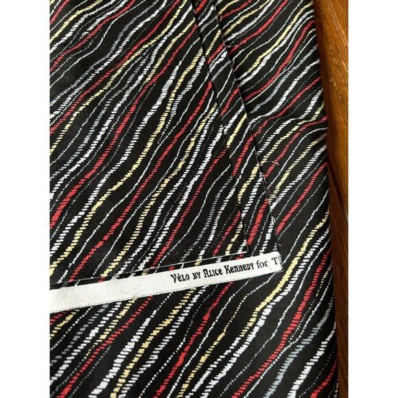 3 Yards "Velo" by Alice Kennedy for Timeless Treasures Quilted Fabric Black Red - Picture 4 of 4